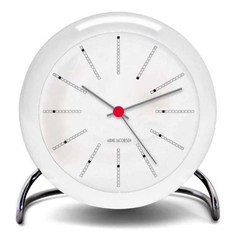 Weiße Bankers Tischuhr von Rosendahl Timepieces mit minimalistischem Zifferblatt und silbernem Metallfuß. Design Tischuhr für Wohnzimmer und Büro.
